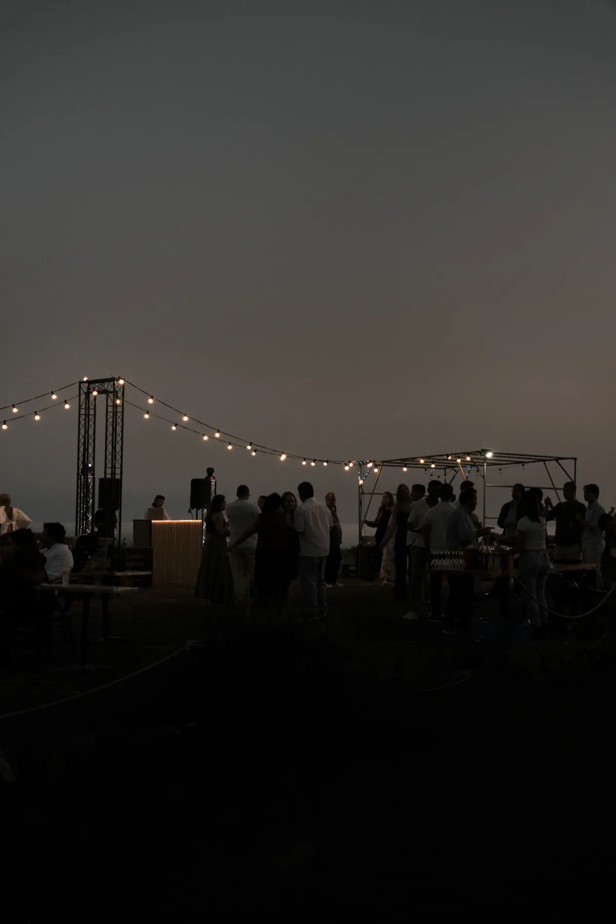 Montaje de DJ e iluminación exterior al atardecer