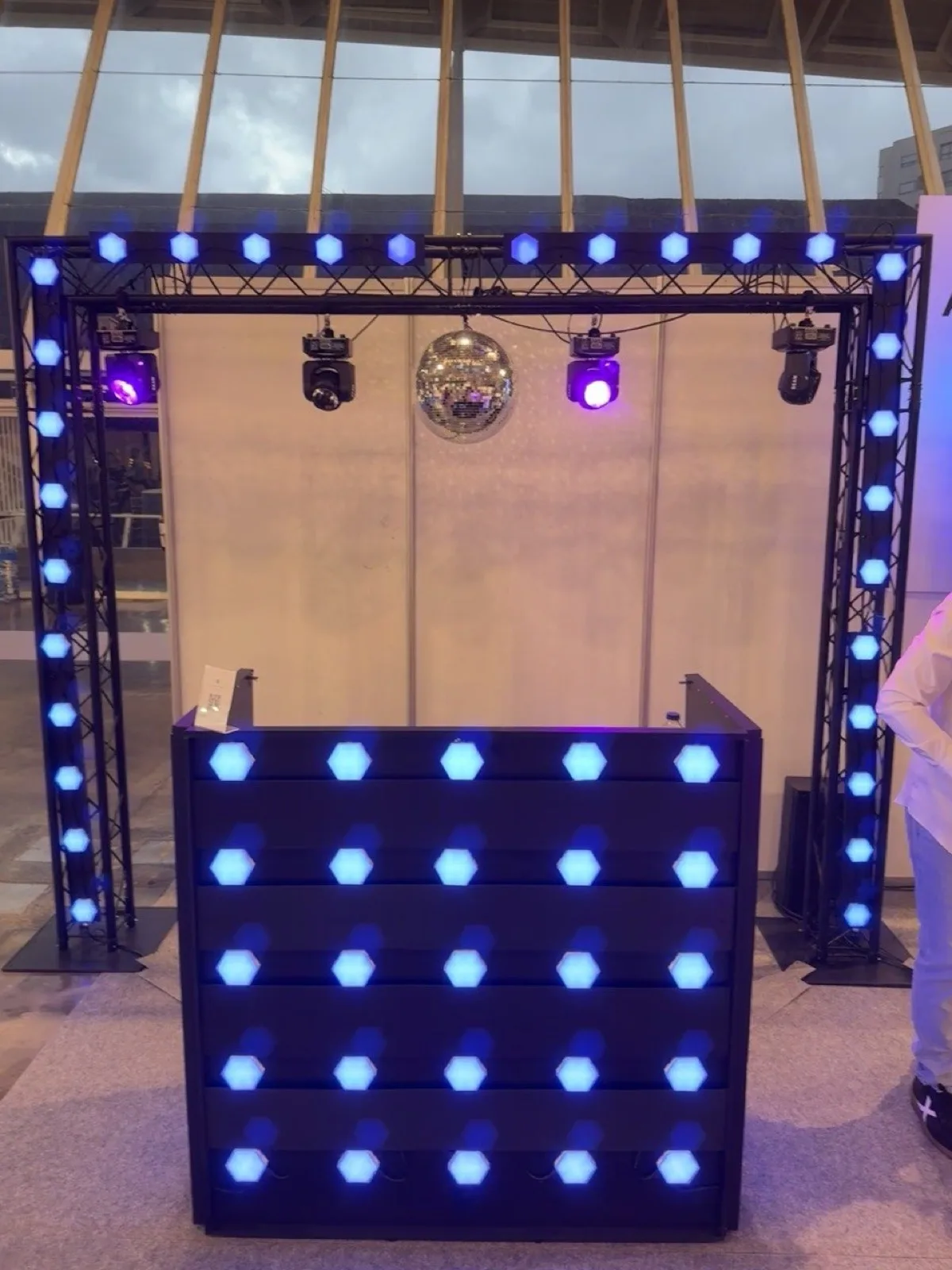Cabina de DJ negra con frontal de hexágonos e iluminación LED
